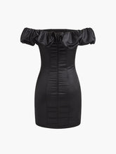 Schulterfreies Kleid mit Rüschen und Reißverschluss